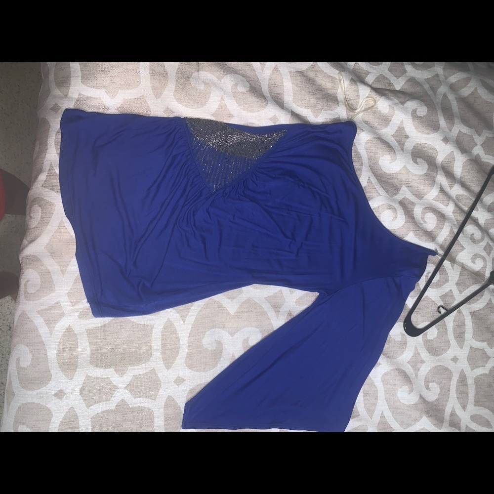 One shoulder shirt